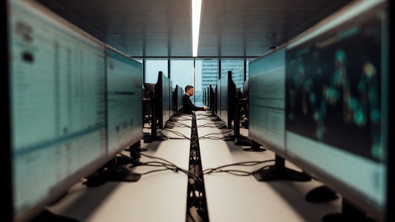 Base vs Optimism Superchain: The Sequencer Divergence